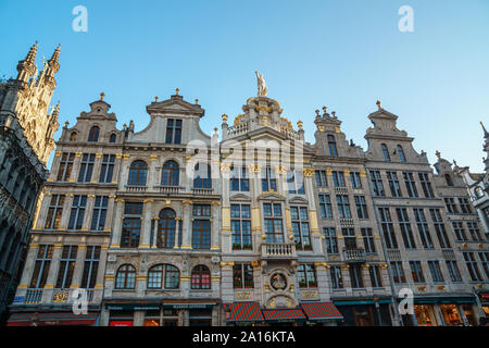 Brüssel, Belgien - 21.01.2019: Grand Place (Grote Markt) mit Rathaus (Hotel de Ville) und Maison du Roi (King's Haus oder Breadhouse) in Brüssel. Stockfoto