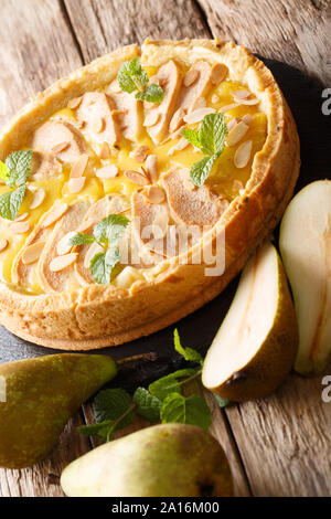 Pear tart mit Mandeln und Minze closeup auf einer Schiefertafel Board auf einen Tisch. Vertikale Stockfoto