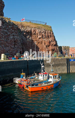 Angeln Boote in der Nähe von Dunbar Castle im Victoria Harbour, Dunbar. Schottland Stockfoto