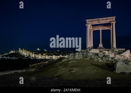 Wände, die spanische Stadt Avila, Nachtaufnahme 4 Pole, Los 4 Postes Stockfoto