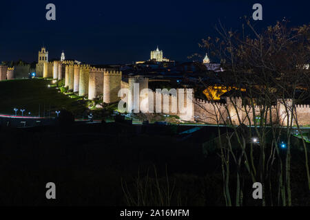 Wände, die spanische Stadt Avila, Außenansicht bei Nacht Stockfoto