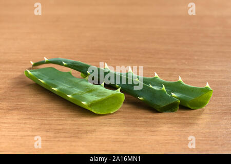 Frische Aloe Vera Blatt auf hölzernen Hintergrund, Nahaufnahme Stockfoto