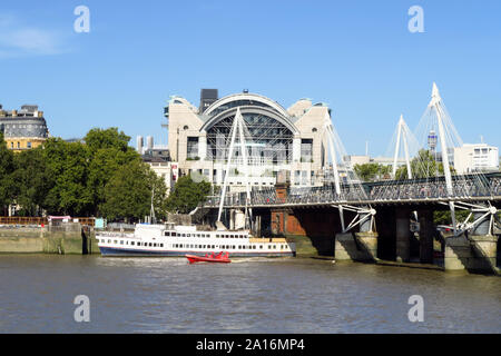 RS Hispaniola, ein Restaurant Schiff am Nordufer der Themse in London mit Charing Cross Station im Hintergrund Stockfoto