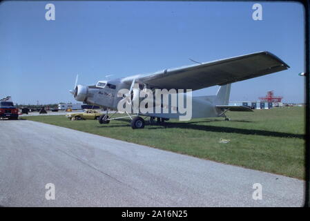 Frühe Ford Tri-Motor, einem Zeitalter Airliner 1930 an der Schwelle zum goldenen Zeitalter der Flugreisen. Zunächst das Rückgrad der Flugreisen, das Aufkommen der Douglas DC-3 die Tri-Motor aus, um zu weiden. Dieses Flugzeug wurde am 1978 Atlantic City TransFair 78 gesehen. Beachten Sie auch die späten 1970er Ford Pinto neben der Ebene geparkt. Stockfoto