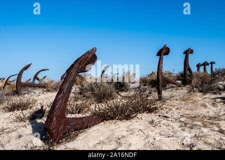 Anker Friedhof an der Praia do Barril Strand in der Nähe von Tavira, Portugal Stockfoto