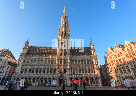 Brüssel, Belgien - 21.01.2019: Grand Place (Grote Markt) mit Rathaus (Hotel de Ville) und Maison du Roi (King's Haus oder Breadhouse) in Brüssel. Stockfoto