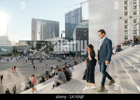 Paris, Frankreich, Sept 03, 2019: Die Menschen auf der Treppe von Le Grande Arche in La Défense. Stockfoto