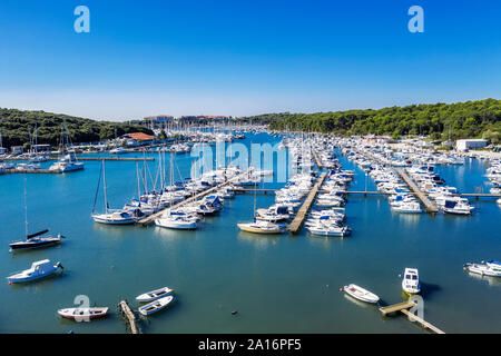 Eine Luftaufnahme der Halbinsel Verudela mit Yachten und Boote in Pula, Istrien, Kroatien Stockfoto
