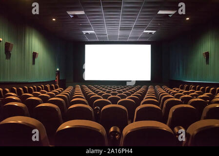 Kino Innenraum mit Bildschirm und leere Sitze. Stockfoto