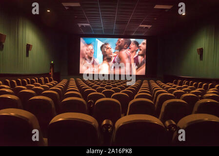 Kino Innenraum mit Bildschirm und leere Sitze. Stockfoto