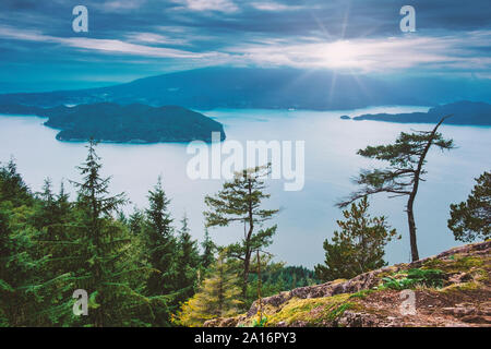 Felsigen Strand Sonnenuntergang entlang des Pacific North West Bowen Island in Howe Sound mit spektakulärem Blick auf den Leuchtturm alle direkt an der Küste von Vancouver BC Stockfoto