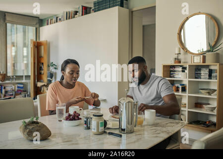 Junge afrikanische amerikanische Paar Frühstück am Morgen Stockfoto