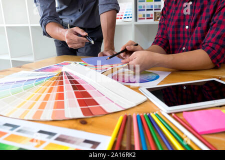 Grafik Designer wählen Sie Farben aus der Farbkarte Bands proben für Design. Designer grafische Kreativität arbeiten Konzept. Stockfoto