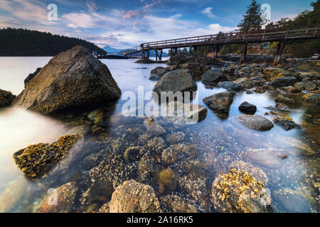 Felsigen Strand Sonnenuntergang entlang des Pacific North West Bowen Island in Howe Sound mit spektakulärem Blick auf den Leuchtturm alle direkt an der Küste von Vancouver BC Stockfoto