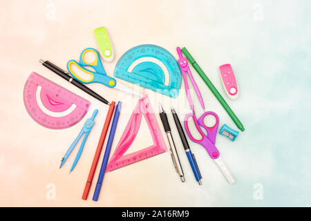 Schule Konzept - Schulmaterial auf dem Tisch - Zurück in die Schule Stockfoto