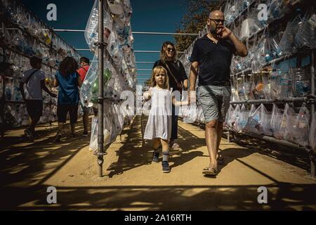 Barcelona, Spanien. 24. September 2019: Besucher Kreuz ein Labyrinth aus Plastikmüll gebaut von Madrid kollektiven 'Luzinterruptus' als Metapher der ökologischen Labyrinth unseres Planeten in der Stadt Barcelona Feiertag 'La Merce" Credit: Matthias Oesterle/Alamy leben Nachrichten Stockfoto