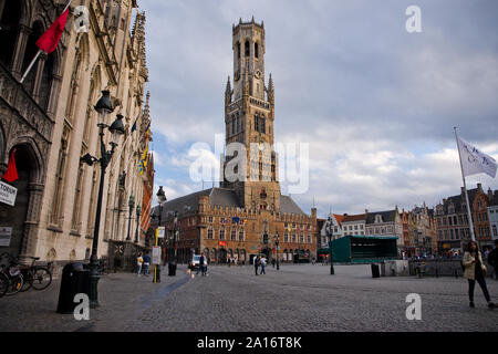 Der Glockenturm steht hoch über dem Marktplatz in Brügge, Belgien. Stockfoto