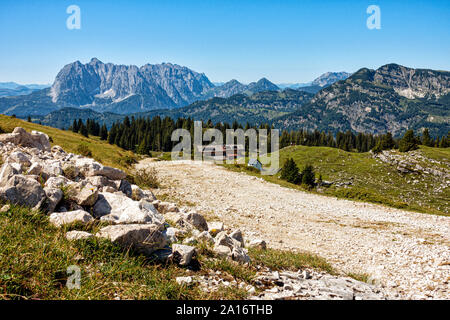 Blick auf die Gipfel des Wilden Kaisers von einer Spur auf der Steinplatte in den österreichischen Alpen in der Nähe von Kirchdorf Stockfoto