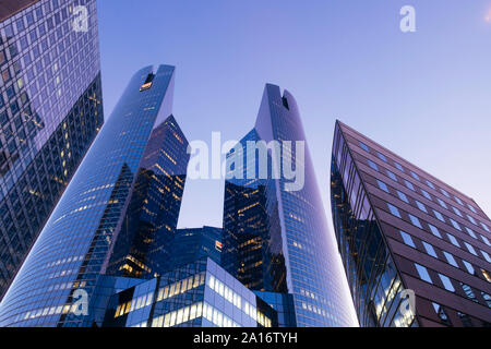 Paris, France - September 2, 2019: Wolkenkratzer im Geschäftsviertel La Defense Paris Frankreich. Touren Société Générale Twin Towers sind 167 m hoch Stockfoto