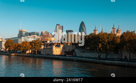 Der Tower von London und London City Skyline vor der Walkie Talkie und Käsereibe Gebäude wurden errichtet, 2007 Stockfoto