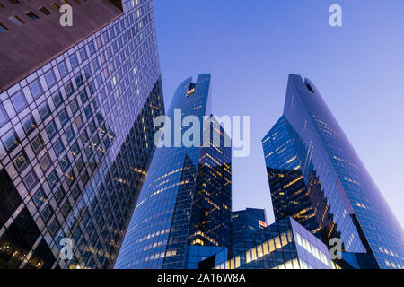 Paris, France - September 2, 2019: Wolkenkratzer im Geschäftsviertel La Defense Paris Frankreich. Touren Société Générale Twin Towers sind 167 m hoch Stockfoto