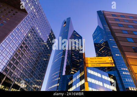 Paris, France - September 2, 2019: Wolkenkratzer im Geschäftsviertel La Defense Paris Frankreich. Touren Société Générale Twin Towers sind 167 m hoch Stockfoto