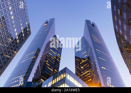 Paris, France - September 2, 2019: Wolkenkratzer im Geschäftsviertel La Defense Paris Frankreich. Touren Société Générale Twin Towers sind 167 m hoch Stockfoto