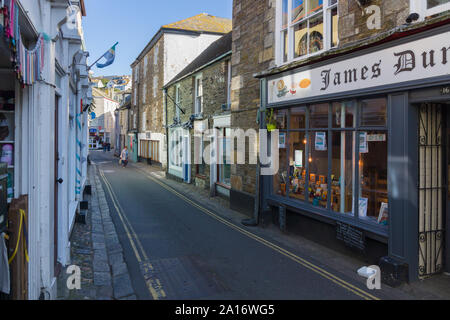 Fore Street in der Küstenstadt Mevagissey einer der vielen engen Straßen in der Stadt Stockfoto