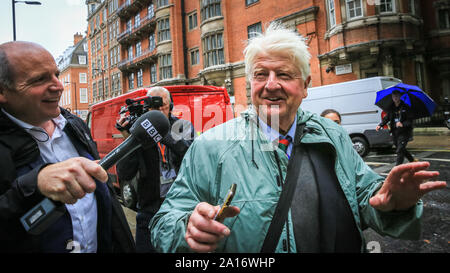 Westminster, London, UK, 24. Sep 2019. Stanley Johnson, Vater von Premierminister Boris Johnson, scheint in eine fröhliche Stimmung. Politiker und Kommentatoren aus allen Parteien sind in der hohen Nachfrage um Millbank, Studios, College Green und Gebäude auf dem heutigen Urteil zu kommentieren. Credit: Imageplotter/Alamy leben Nachrichten Stockfoto