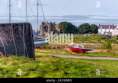 Ruinen von Lindisfarne Priory, Northumberland, Großbritannien Stockfoto