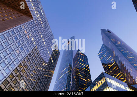 Paris, France - September 2, 2019: Wolkenkratzer im Geschäftsviertel La Defense Paris Frankreich. Touren Société Générale Twin Towers sind 167 m hoch Stockfoto