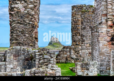 Lindisfarne Castle aus den Ruinen von Lindisfarne Priory, Northumberland, Großbritannien Stockfoto