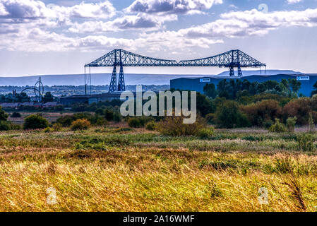 Transporter Bridge über den Fluss zweigt von der RSPB Nature Reserve an Saltholm, Middlesbrough, Großbritannien Stockfoto