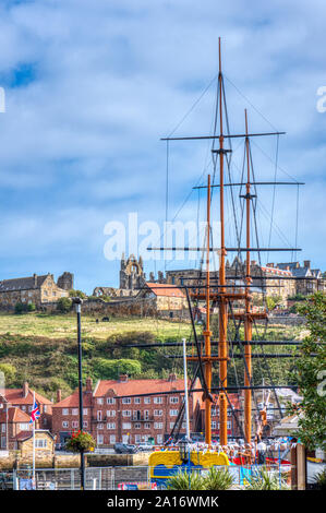 Mit Blick auf den Hafen von Whitby Whitby Abbey, North Yorkshire, Großbritannien Stockfoto