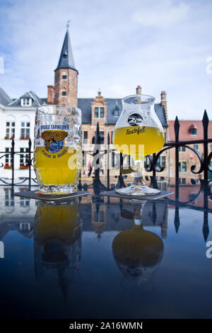 Zwei belgische Biere in Gläsern durch die glänzende Oberfläche reflektiert. Brügge, Belgien. Stockfoto