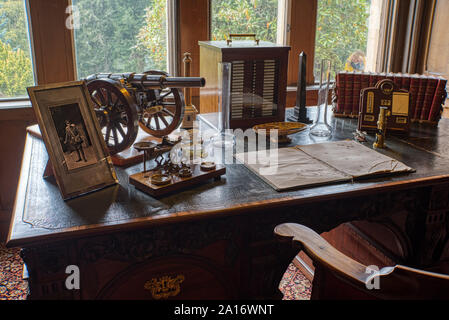 Von Herrn Armstrong Schreibtisch, Cragside House, Northumberland, Großbritannien Stockfoto