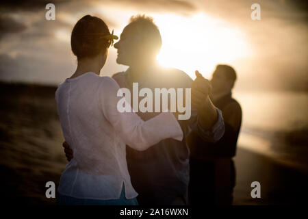 Blick auf ein paar Tanz auf dem Strand. Stockfoto