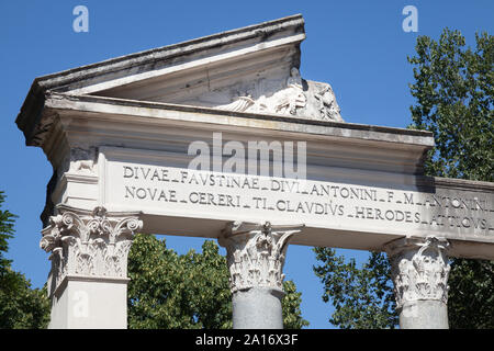 Detail des Tempio di Antonino e Faustina (Tempel des Antoninus Pius und der faustina), Gärten der Villa Borghese, Rom, Italien Stockfoto