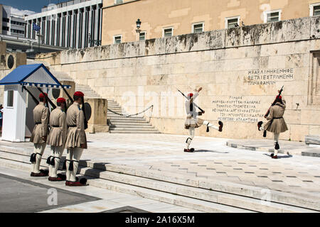 Athen, Griechenland - Juni 04: 2016. Evzones (Presidential wachen) wacht über das Denkmal des unbekannten Soldaten vor dem griechischen Parlament Buildi Stockfoto