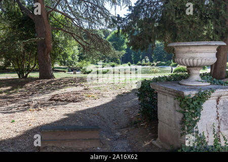 Pflanzmaschine auf Sockel und einem kleinen Teich in der Villa Borghese, Rom, Italien Stockfoto