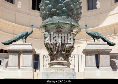 Aus dem Hof des Pinecone am Vatikan, Rom, Italien. Pigna del Vaticano Inferno, Canto XXXI "La faccia sua mi parea lunga e Grossa C Stockfoto