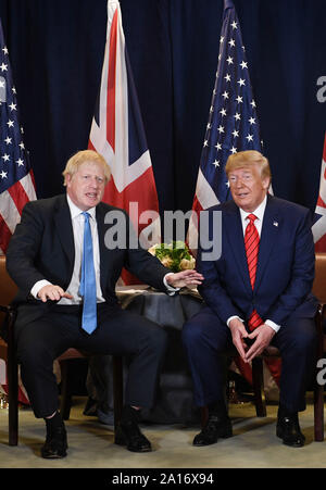 Premierminister Boris Johnson (links) trifft US-Präsident Donald Trump auf der 74. Tagung der Generalversammlung der Vereinten Nationen, an den Hauptsitz der Vereinten Nationen in New York, USA. PA-Foto. Bild Datum: Dienstag, September 24, 2019. Herr Johnson wird in Großbritannien Mittwoch zurück nach der Entscheidung des Obersten Gerichtshof, dass sein Rat an die Königin Parlament für fünf Wochen auszusetzen, rechtswidrig war. Siehe PA Geschichte Politik UN. Foto: Stefan Rousseau/PA-Kabel Stockfoto