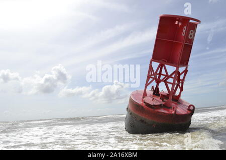 Boje am Ufer des Hilton Head Isalan nach Hurrikan Matthew. Stockfoto