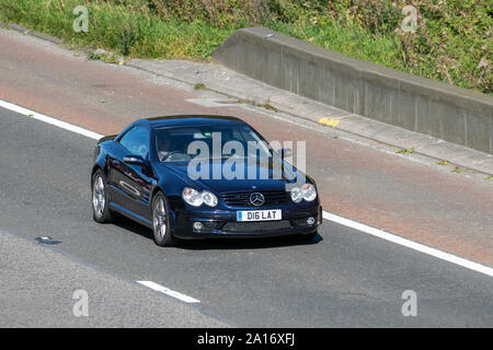 2004 Blau Mercedes SL 55 AMG Auto; Großbritannien Verkehr, Transport, moderne, Limousinen, Süd - auf die 3 spurige Autobahn M6 Autobahn gebunden. Stockfoto