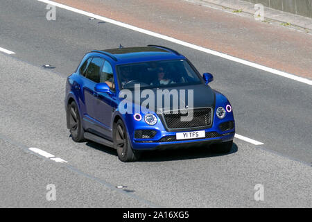 2017 blau Bentley Bentayga V8 D Auto; Großbritannien Verkehr, Transport, moderne, Limousinen mit eigenem Nummernschild, personalisierte, gehegt und gepflegt, zeitlos, DVLA Ausrichtungsmarkierungen, Registrierungen, Limousinen, Süd - auf die 3 spurige Autobahn M6 Autobahn gebunden. Stockfoto