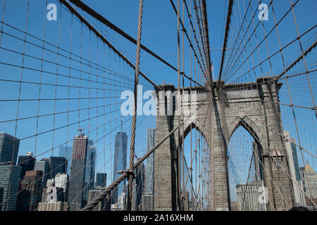 Detailansicht der Stahlkonstruktion der Brooklyn Bridge, im Hintergrund die Skyline mit One World Trade Center Stockfoto