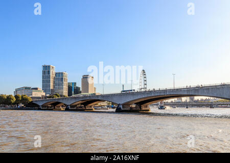 Waterloo Bridge über die Themse, die Royal Festival Hall und dem London Eye im Hintergrund, von der Victoria Embankment, London, UK Stockfoto