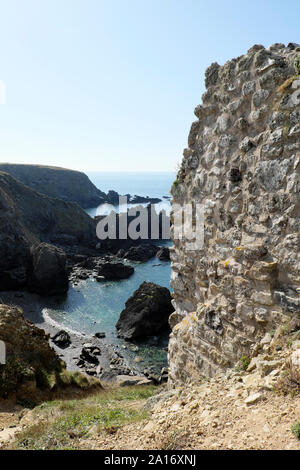 Vertikale Ansicht von Stein Wand ruine Gebäude von Renny Slip in der Nähe von Martins Haven St Brides Bay in Pembrokeshire Wales UK KATHY DEWITT Stockfoto