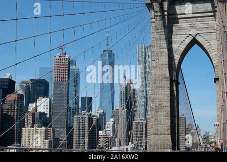 Detailansicht der Stahlkonstruktion der Brooklyn Bridge, im Hintergrund die Skyline mit One World Trade Center Stockfoto