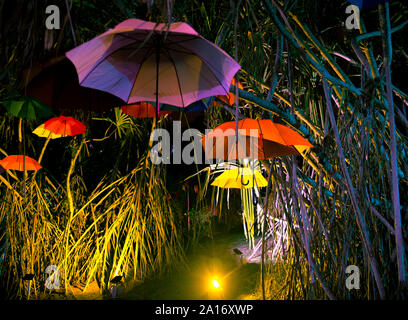 Bunte sonnenschirme Hintergrund. Bunte Sonnenschirme in den Himmel. Straße Dekoration. Stockfoto